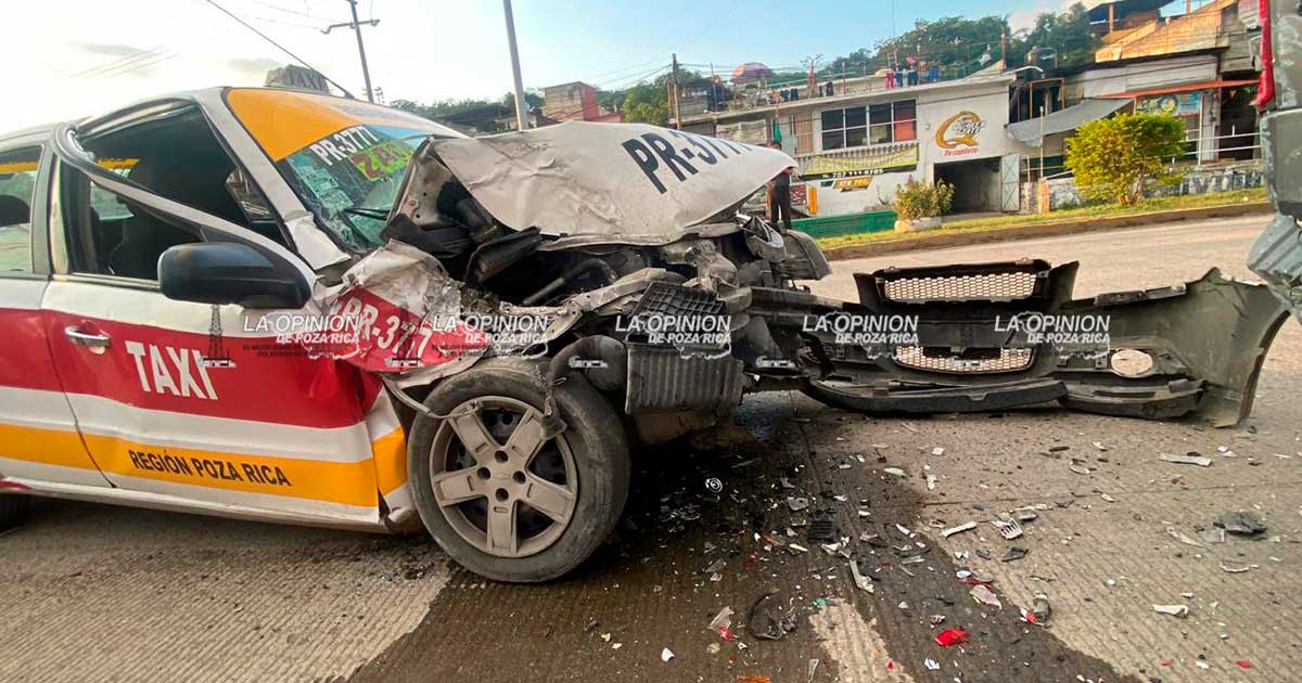 Desbarató el taxi en Tihuatlán Desbarató el taxi en Tihuatlán