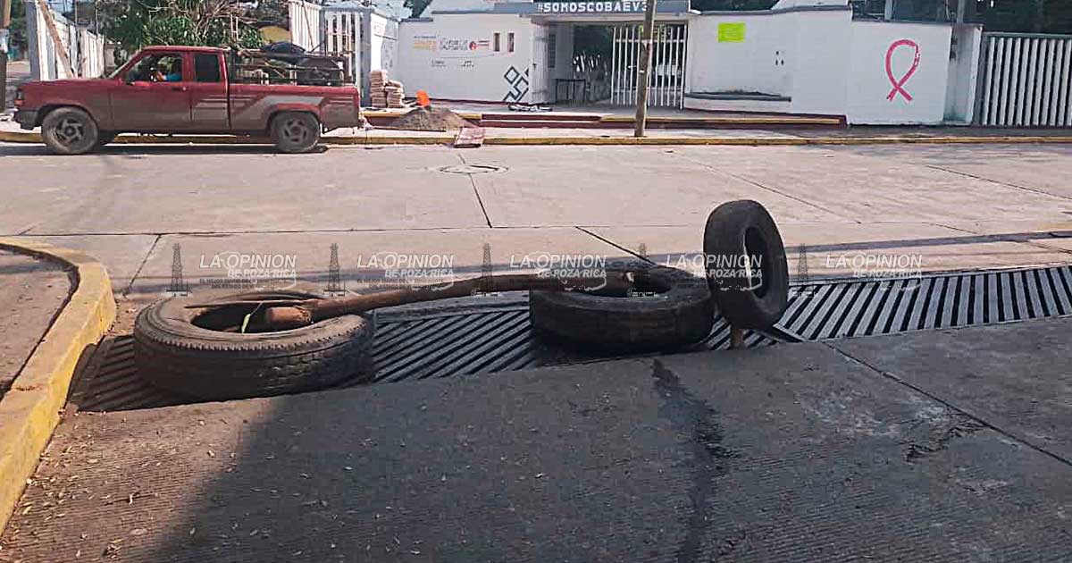 Cierran avenida por hundimiento de rejilla Cierran avenida por hundimiento de rejilla