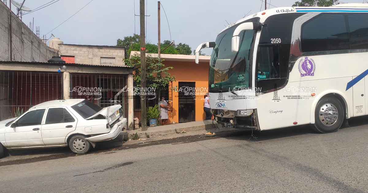 Autobús se queda sin frenos y provoca accidente Autobús se queda sin frenos y provoca accidente