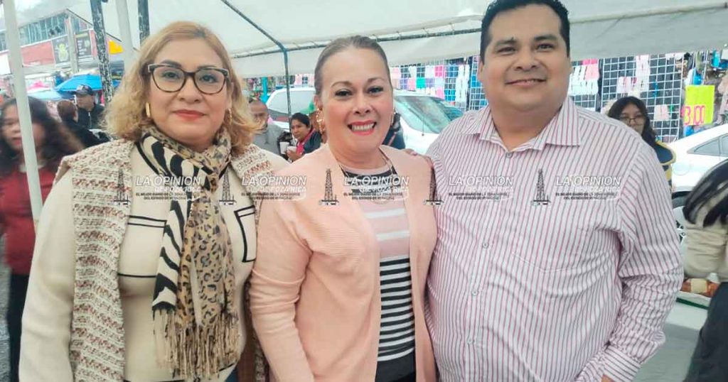 Lluvia de regalos en el Día de Reyes en el mercado Poza Rica