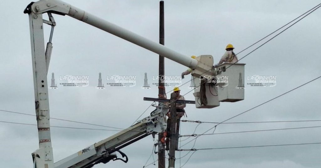 Estrella camioneta contra poste de CFE