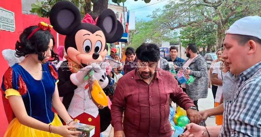 Comunidad Jarochos lleva juguetes a niños, "no somos pura fiesta y Carnaval"