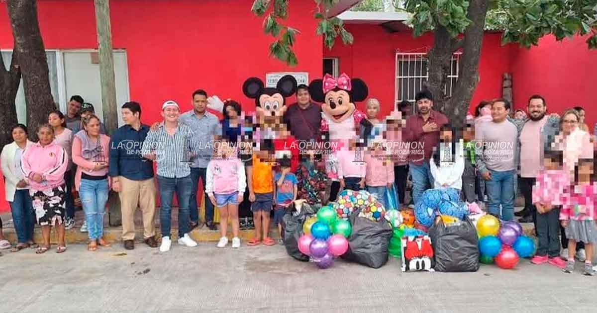 Comunidad Jarochos lleva juguetes a niños, "no somos pura fiesta y Carnaval" Comunidad Jarochos lleva juguetes a niños, "no somos pura fiesta y Carnaval"