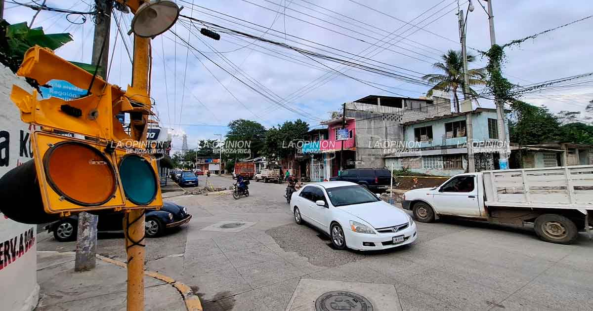 Semáforo inservible desde hace un año Semáforo inservible desde hace un año