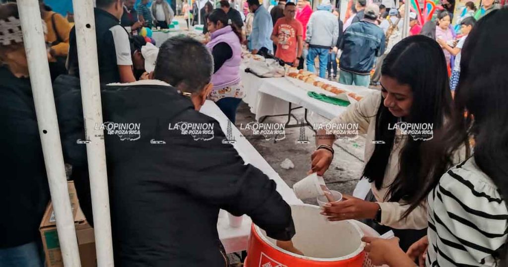 Lluvia de regalos en el Día de Reyes en el mercado Poza Rica