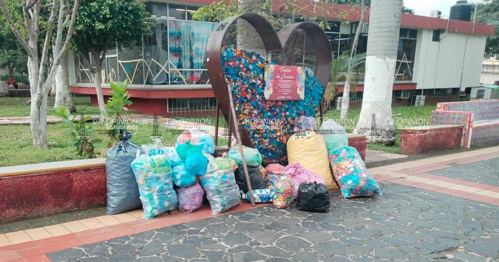 Cientos de “Tapitas de Corazón”, abandonadas en el parque Juárez Censo de migrantes
ante deportaciones (CABEZA)
Los resultados permitirán un panorama para la aplicación del programa “México te abraza”, para la recepción de connacionales.
Foto con sellos
Hipólito Moreno Tapia
Álamo, Ver.- Para conocer el número de ciudadanos alamenses en Estados Unidos (EEUU), autoridades locales realizan un censo rápido en las comunidades con apoyo de los agentes y subagentes municipales.
El objetivo es contar con datos que brinden un panorama de la situación migratoria, particularmente ante el inicio de deportaciones emprendidas por el gobierno de Donald Trump, lo que genera incertidumbre entre familiares en esta región.
Los listados son entregados al ayuntamiento, indicó al respecto el profesor Armando Domínguez Rosado, agente municipal del ejido La Providencia, una localidad de 469 habitantes.
De esta comunidad, a manera de ejemplo, son 30 los pobladores que figuran en el censo realizado el lunes, entre hombres y mujeres, la mayoría jóvenes, quienes han emigrado a EEUU en algunos casos desde hace más de 20 años.
Los emigrantes están actualmente en mayor riesgo de ser deportados, abundaron autoridades locales, para lo cual se ha implementado el programa “México te abraza” y ofrecer una recepción digna.
Con este programa se brindará apoyo económico de 2 mil pesos para gastos de traslado, además de acceso a atención médica con afiliación inmediata al IMSS y el ingreso a programas sociales como pensiones y becas en casos específicos.
La diputada local, Imelda Garrido Alvarado, refirió que con “México te abraza” se apoyará a los connacionales en 9 centros de atención en estados del norte del país, además de que la Secretaría del Trabajo y Previsión Social ayudará en la incorporación a personas de 18 a 29 años al programa “Jóvenes construyendo el futuro” para que se capaciten laboralmente.
Asimismo, dijo que se implementará la estrategia de movilidad laboral, para que los repatriados puedan desempeñarse en empleos que coincida con su perfil laboral en EEUU.
Sobre el tema, Roberto Cortés Hernández, ex director de Desarrollo Social y Humano, y quien desde 2005 inició actividades de apoyo a familiares para repatriación de paisanos fallecido en los EEUU, estimó que hay alrededor de 15 mil alamenses en calidad de indocumentados en el vecino país del norte.
Sin embargo, se espera que en los próximos días la Oficina Municipal de Atención a Migrantes precise las cifras con base al censo rápido, efectuado con apoyo de los agentes y subagentes municipales.