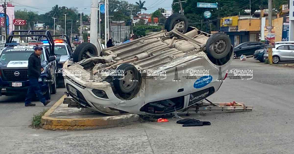 Aparatosa volcadura en Central Oriente Aparatosa volcadura en Central Oriente