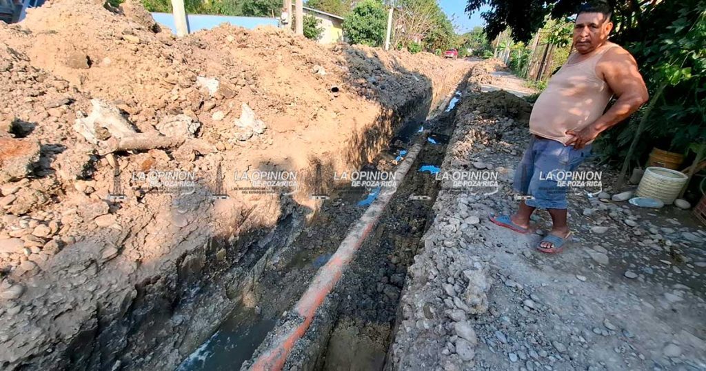 Vecinos cierran calles destrozadas