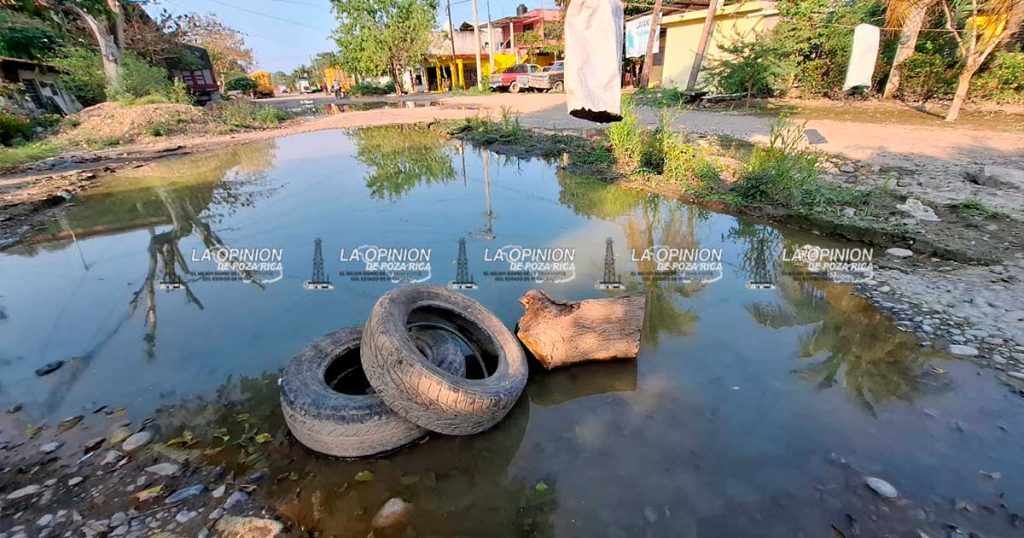 Vecinos cierran calles destrozadas