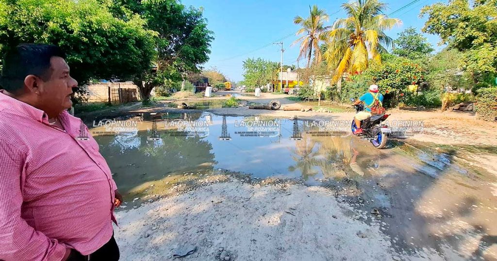 Vecinos cierran calles destrozadas