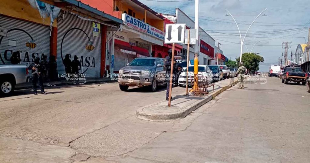 ¡Abandonan camioneta tras persecución a balazos!