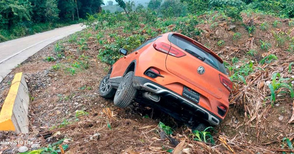 Estrenaron su camioneta volcándola