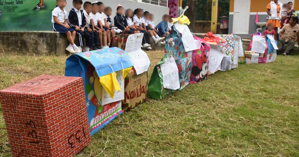 Universitarios llevan obsequios a infantes