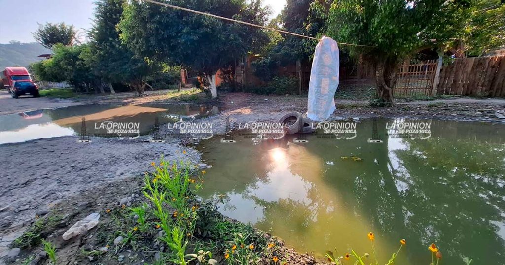 Vecinos cierran calles destrozadas
