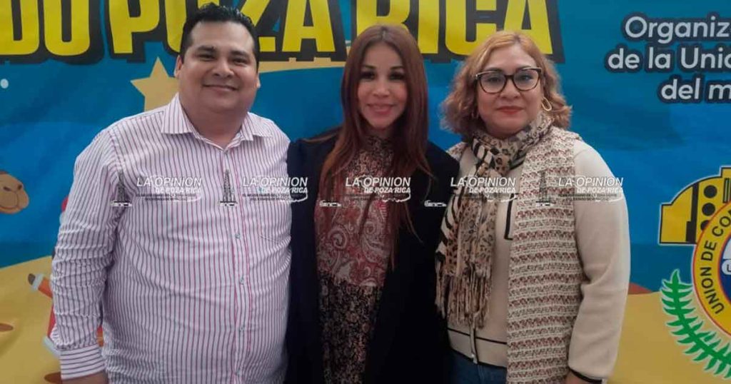 Lluvia de regalos en el Día de Reyes en el mercado Poza Rica