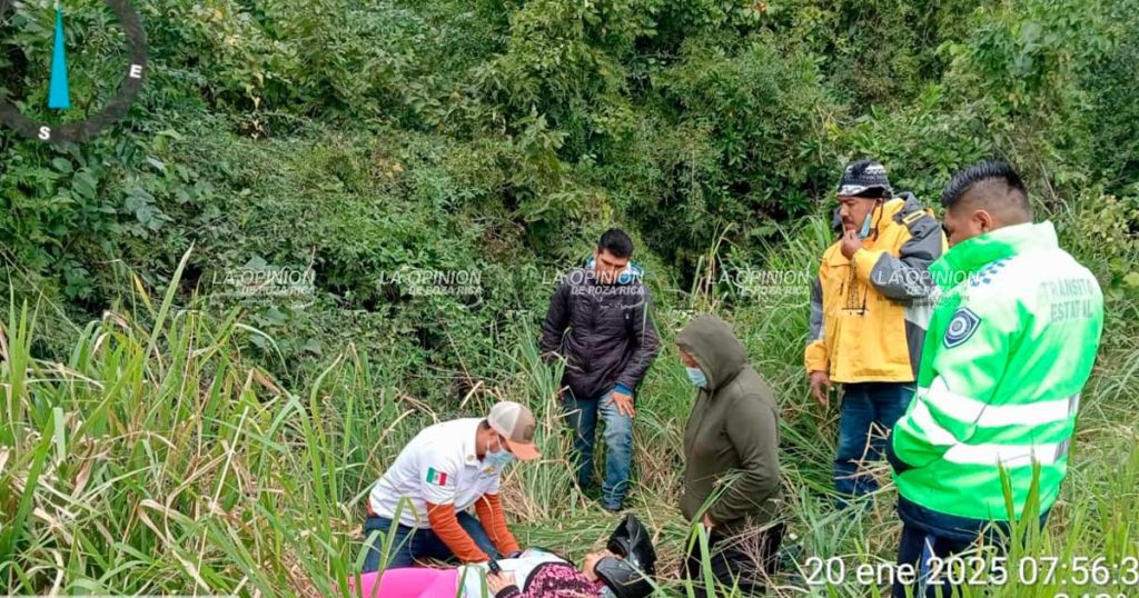 Pareja lesionada al derrapar en su moto