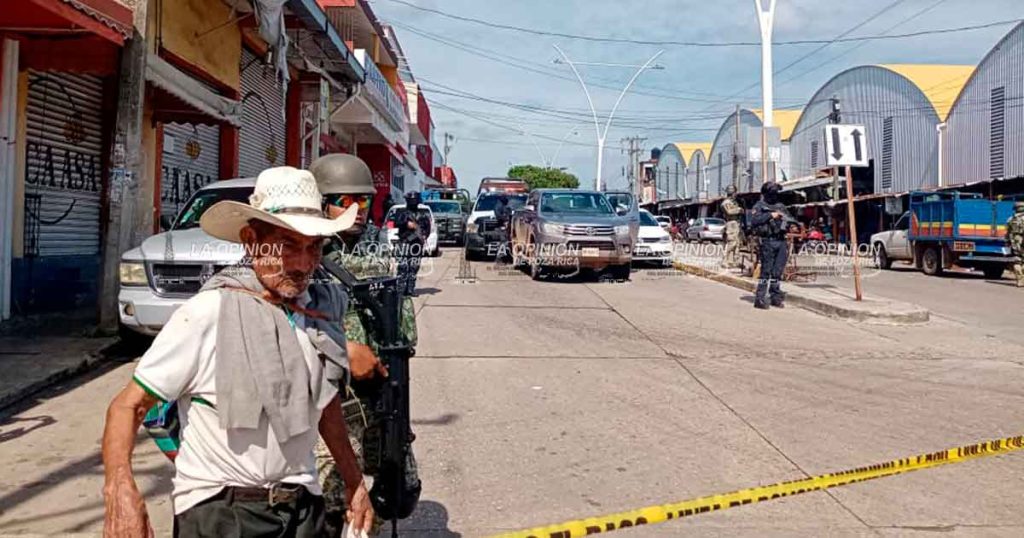¡Abandonan camioneta tras persecución a balazos!