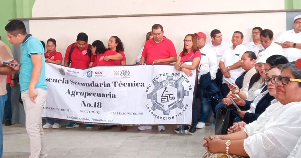 Maestros del Totonacapan muestran unión en reunión de la sección 32 del SNTE