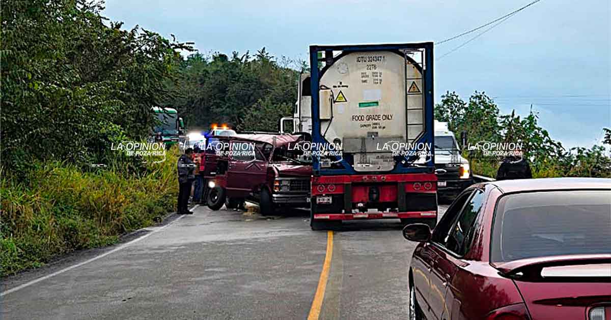 ¡Choca camioneta contra un tráiler!
