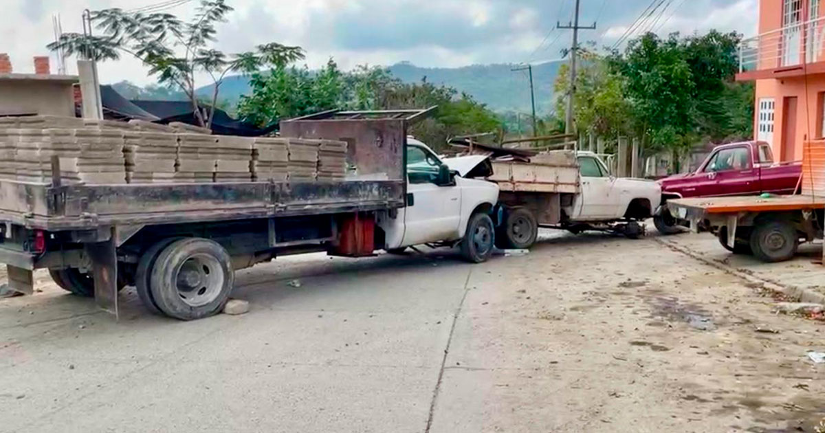 Camioneta cargada de bloc provoca choque múltiple Camioneta cargada de bloc provoca choque múltiple