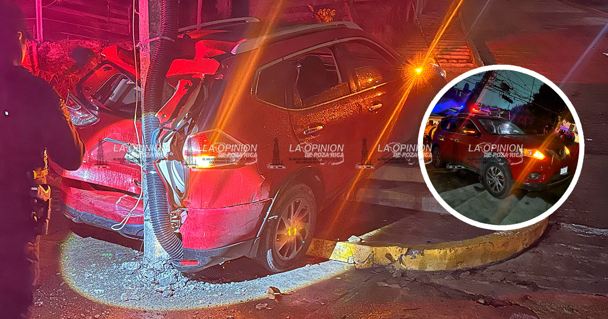 Conductora pierde el control y choca contra poste de CFE