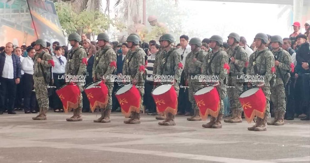 Solemnidad y respeto en acto cívico por el Día de la Bandera Solemnidad y respeto en acto cívico por el Día de la Bandera
