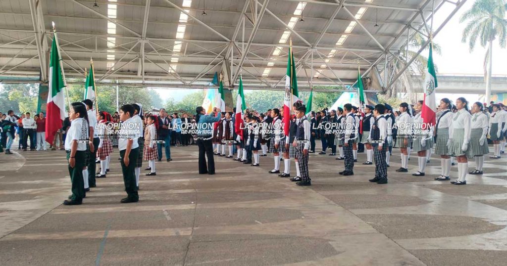 Solemnidad y respeto en acto cívico por el Día de la Bandera Solemnidad y respeto en acto cívico por el Día de la Bandera