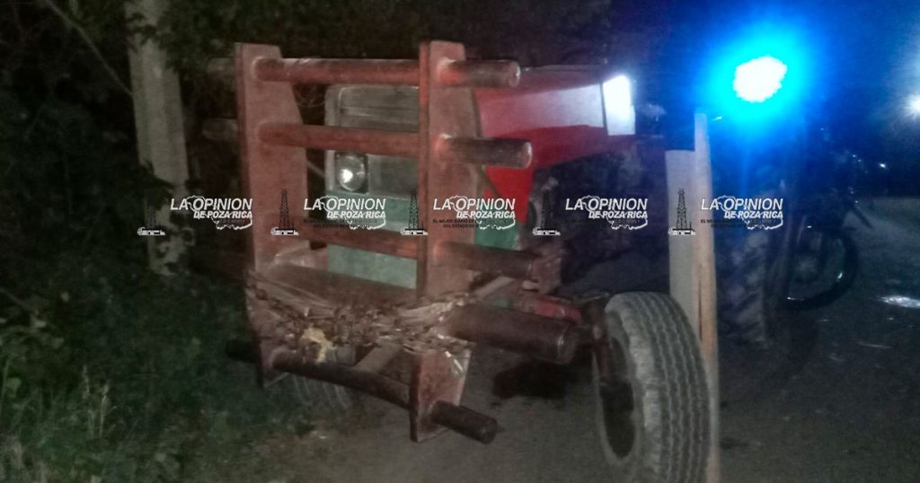 Pareja motociclista choca contra tractor estacionado