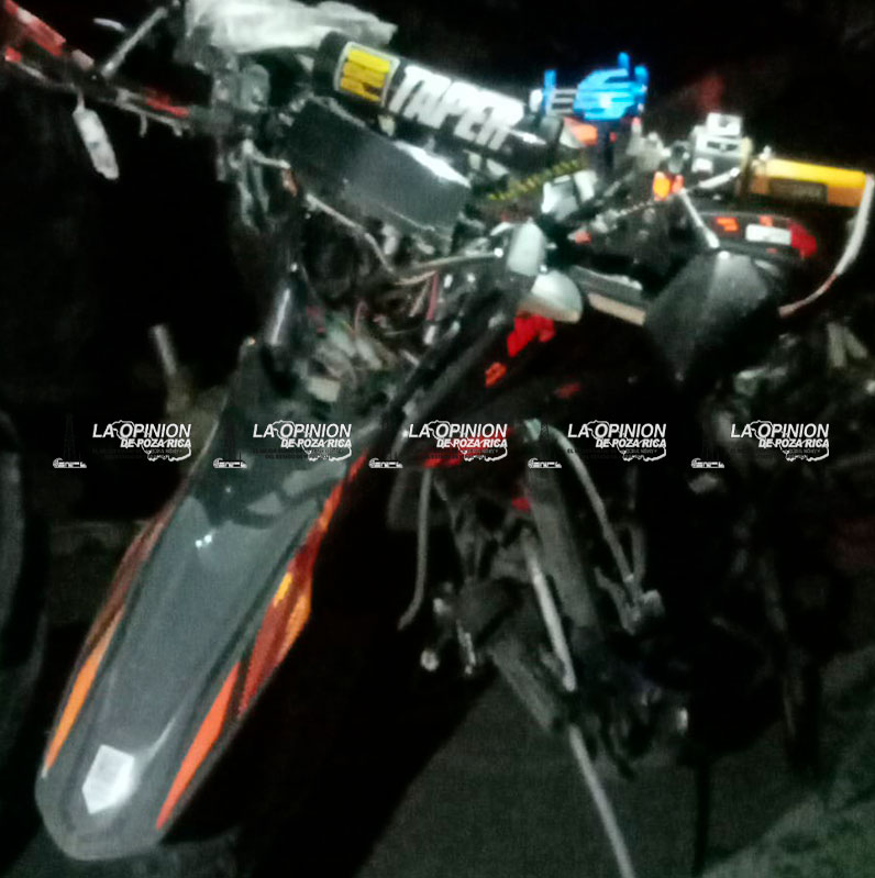 Pareja motociclista choca contra tractor estacionado