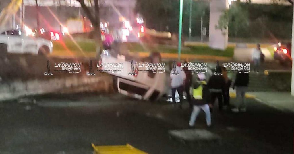 Un herido en volcadura de Plaza Ánimas Un herido en volcadura de Plaza Ánimas