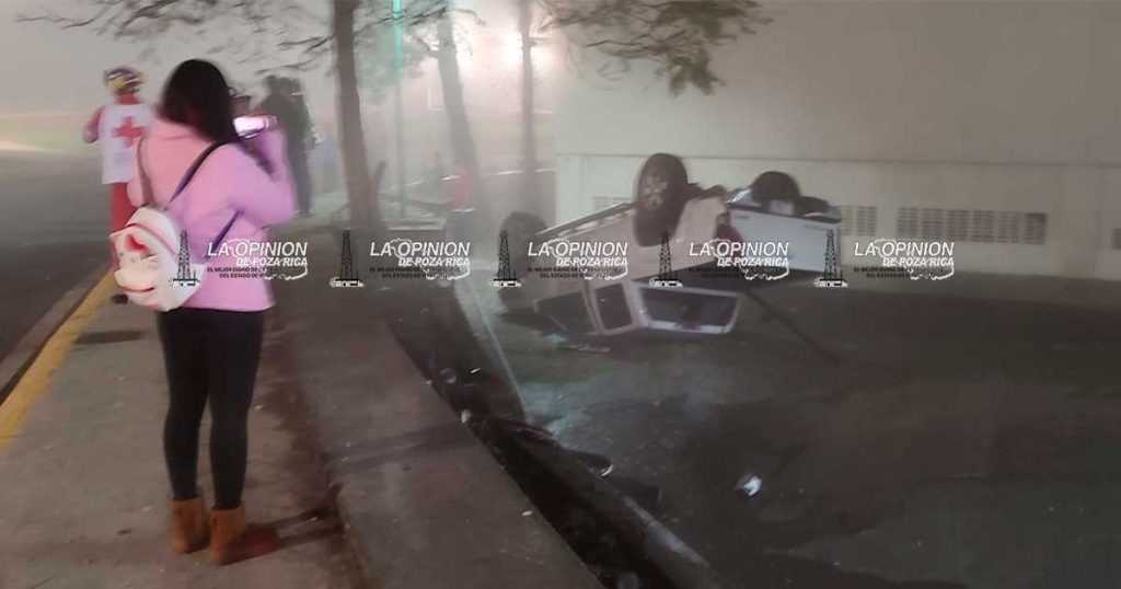 Un herido en volcadura de Plaza Ánimas Un herido en volcadura de Plaza Ánimas