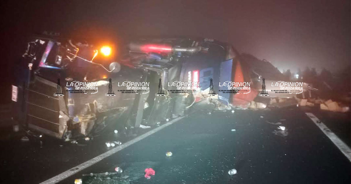 Volcadura de tráiler en la carretera a Perote