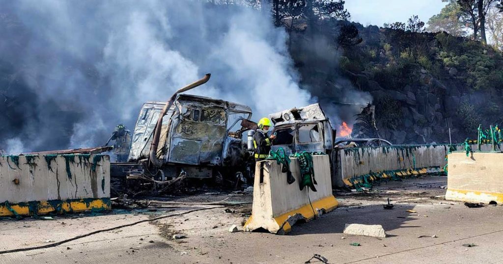 Cierre total en autopista México-Puebla tras choque múltiple e incendio de pipa