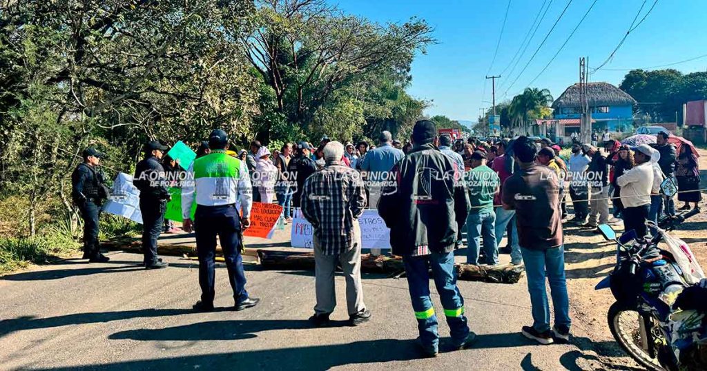 Por falta de docentes bloquean carretera Xalapa - Totutla