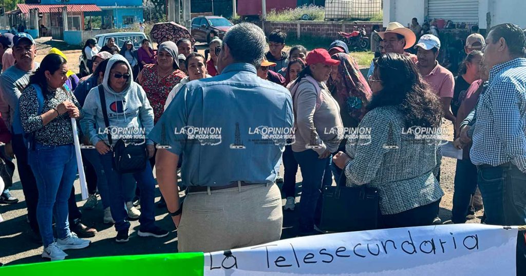 Por falta de docentes bloquean carretera Xalapa - Totutla
