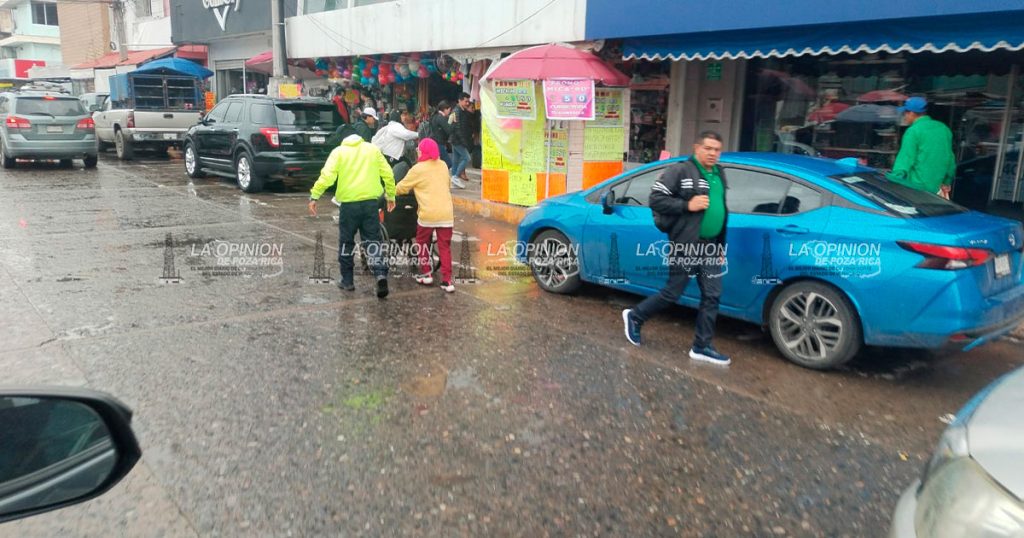 Autos en doble fila generan conflictos en el centro de la ciudad