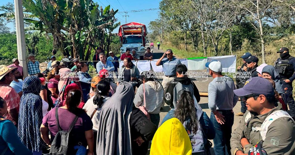 Por falta de docentes bloquean carretera Xalapa - Totutla