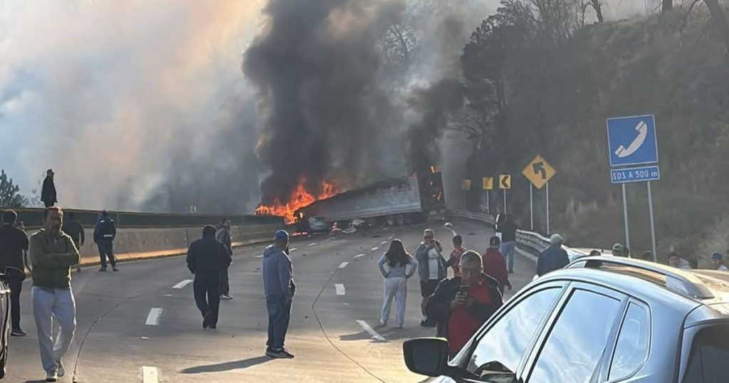 Cierre total en autopista México-Puebla tras choque múltiple e incendio de pipa