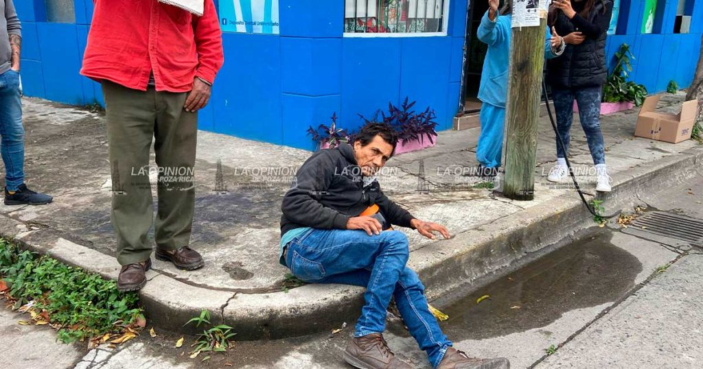 Terminó debajo de un taxi