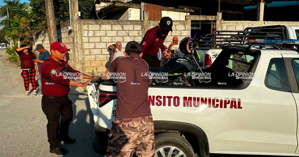 Chocan camioneta y moto; 2 lesionados