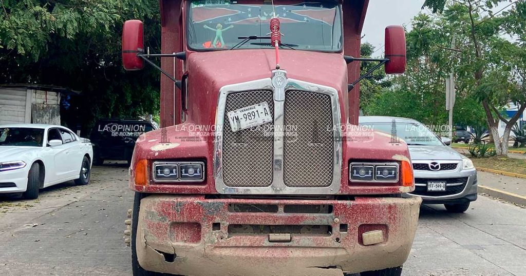 ¡Le dan un golpe por imprudente!