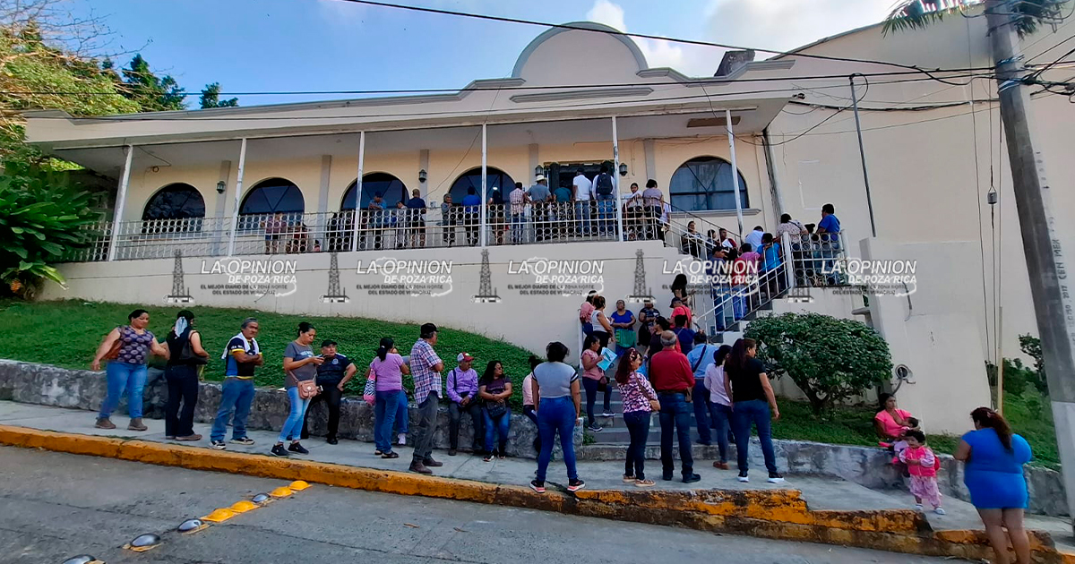 Largas filas en módulo del INE