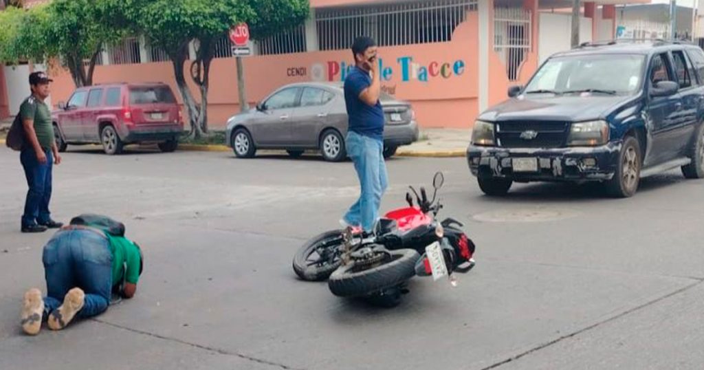 Biker se estrella contra camioneta