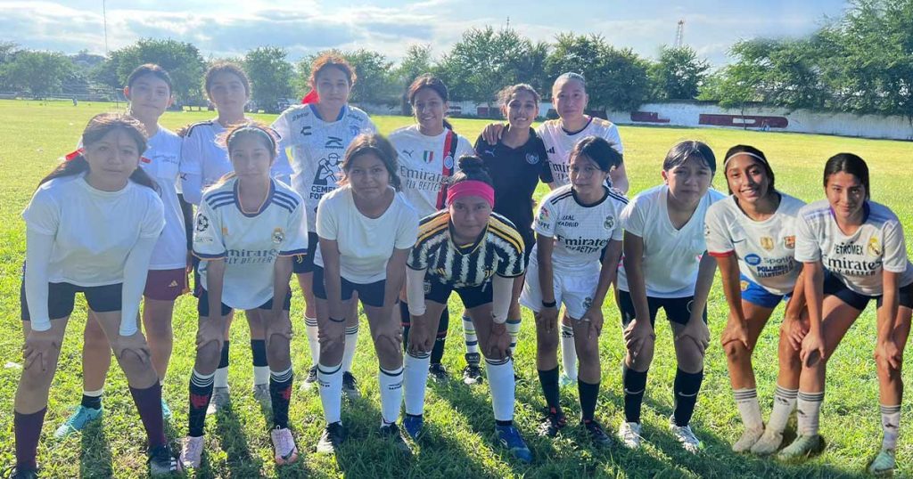 ¡Encuentro de fútbol femenil de lujo!