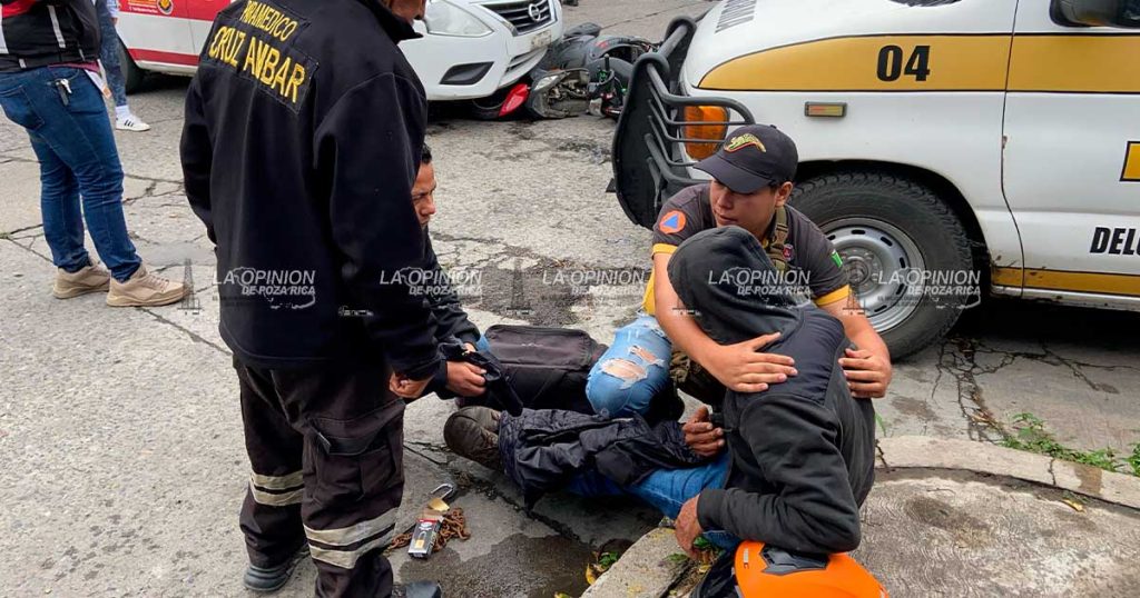 Terminó debajo de un taxi