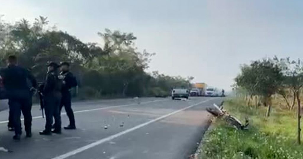 Motociclista pierde la vida arrollado, su padre se debate entre la vida y la muerte