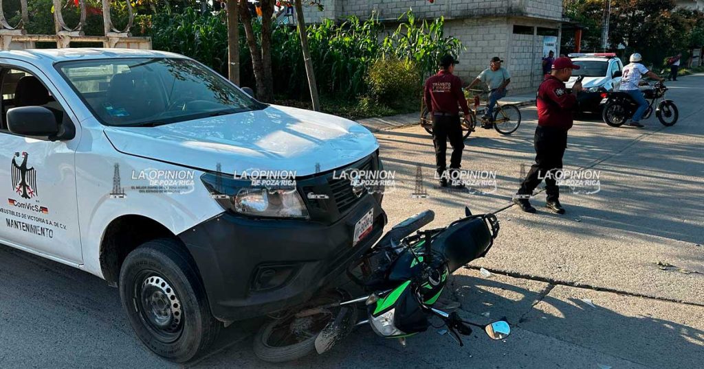 Chocan camioneta y moto; 2 lesionados