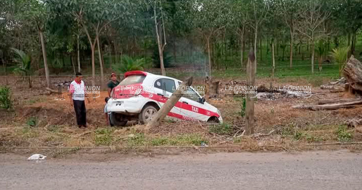 Un taxi de servicio público (número económico 30) sufrió un accidente este lunes al salirse de la carretera Emiliano Zapata-Loma Bonita, en la zona rural de Texistepec. El hecho dejó únicamente daños materiales, según reportes preliminares.