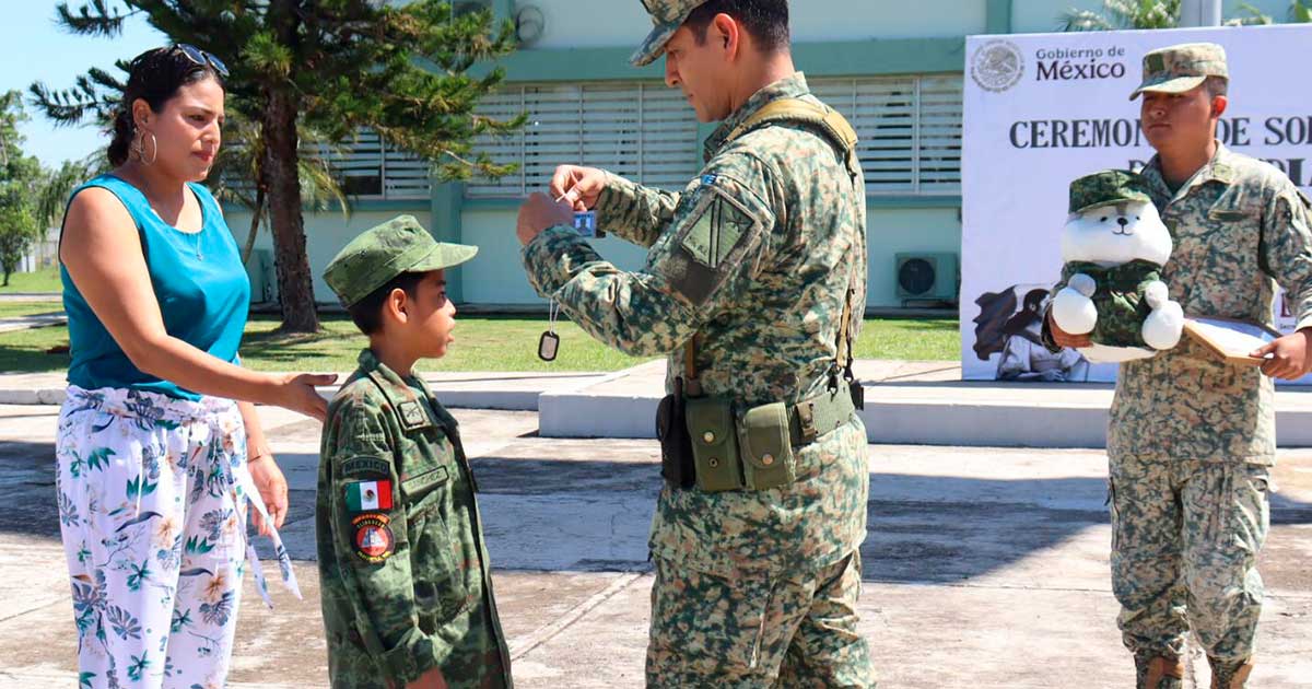Menor es distinguido como Soldado por un Día