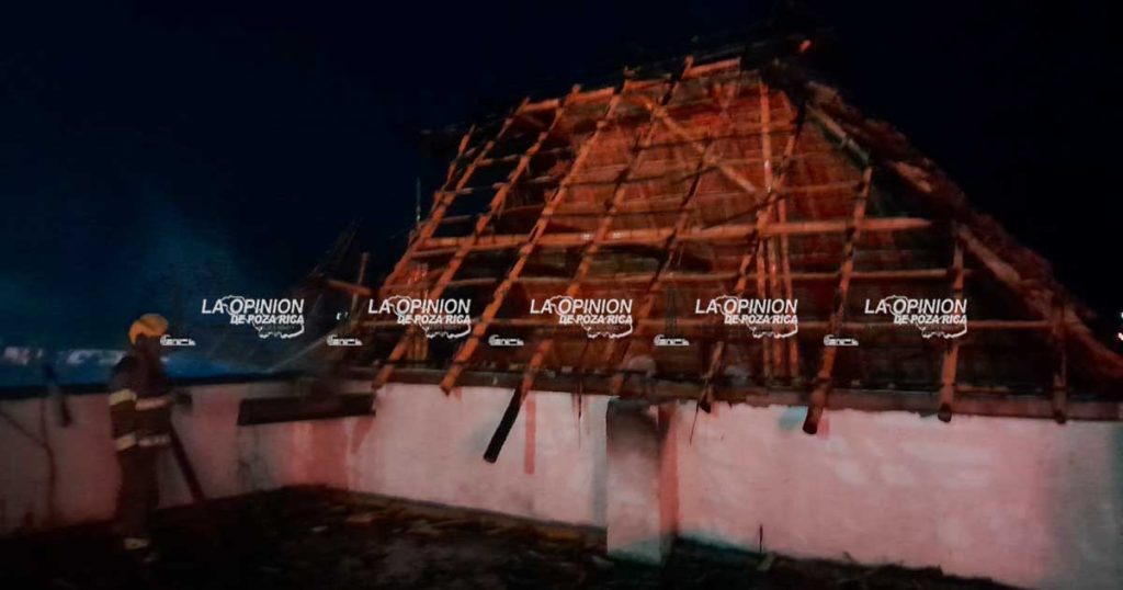 Piromaníaca provoca incendios; restaurante y autos consumidos por las llamas Piromaníaca provoca incendios en Veracruz Puerto